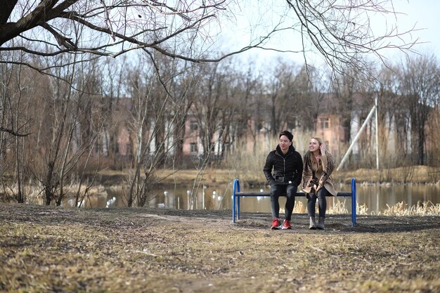 Deux amis sont assis dans un parc en automne sur un banc