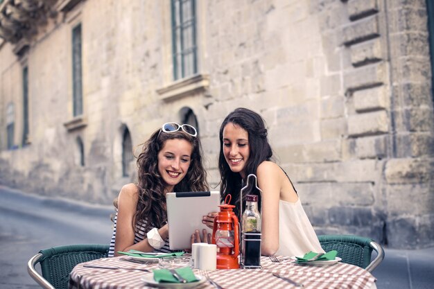 Deux amis sur une terrasse de bistro