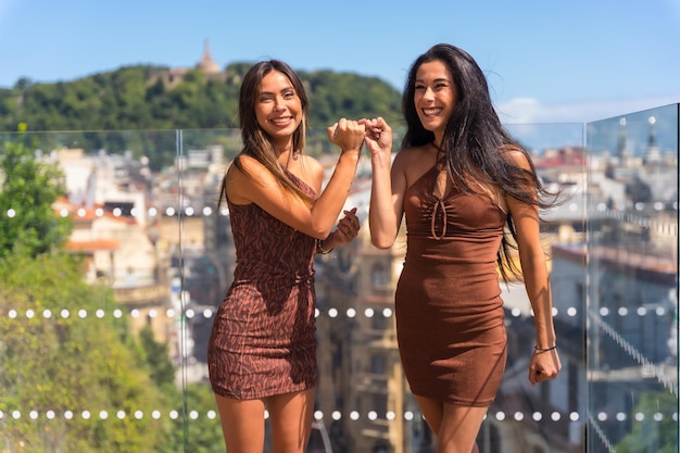 Deux amis sur une terrasse d'hôtel appréciant et souriant pendant les vacances d'été