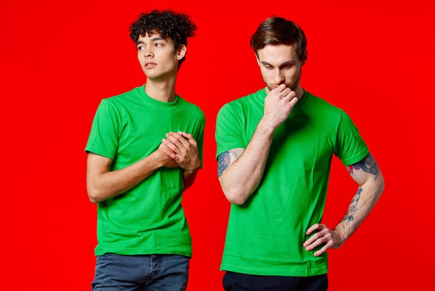 Deux amis en tshirts verts communication lifestyle fond rouge