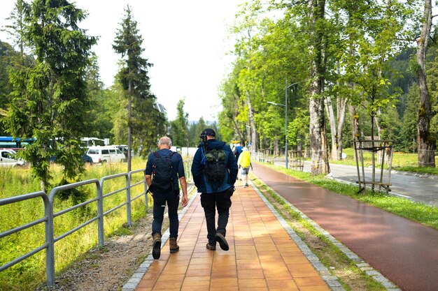 Photo deux amis voyagent dans les montagnes avec des sacs à dos photo de haute qualité