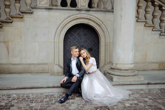 Deux amoureux se promènent le long de la ville