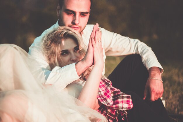 Photo deux amoureux en voyage romantique admirent le coucher de soleil en plein air.