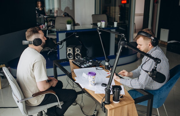 Deux animateurs de radio animent une émission en direct pour la radio