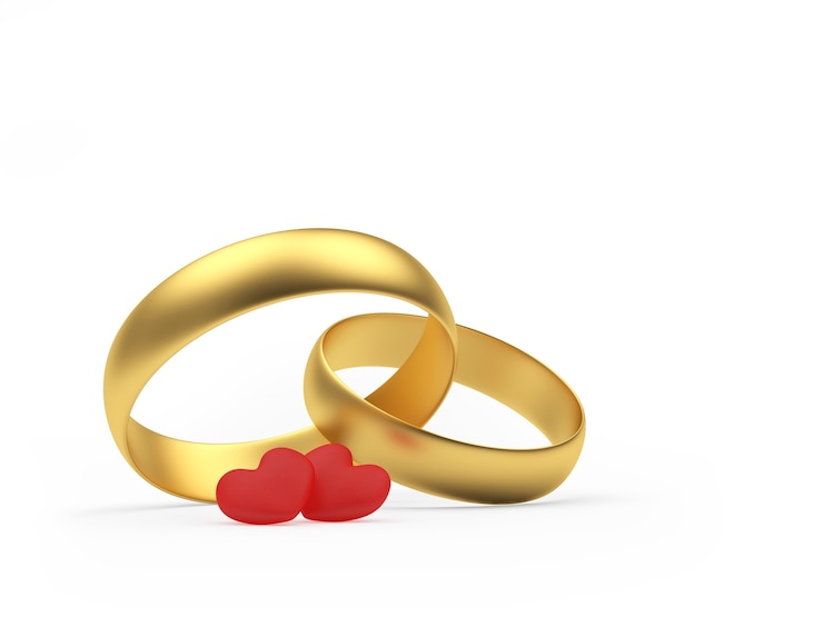 Photo deux anneaux de mariage et coeurs