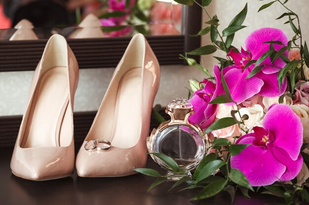 Deux anneaux de mariage en or, bouquet, chaussures de mariée et autres accessoires de mariage