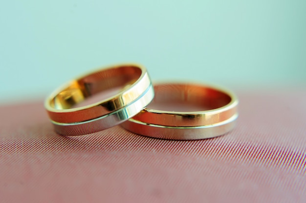 Deux anneaux d'or de mariage en arrière-plan flou