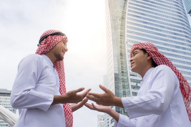 Deux Arabes se rencontrent et parlent ensemble