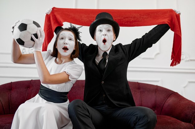 Deux artistes mimes, parodie de fans de football