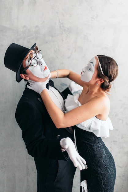 Deux artistes de théâtre pantomime. Acteurs de mime avec des masques de maquillage blancs sur les visages