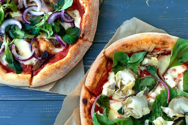 Deux assiettes à pizza sur une table en bois d'en haut.