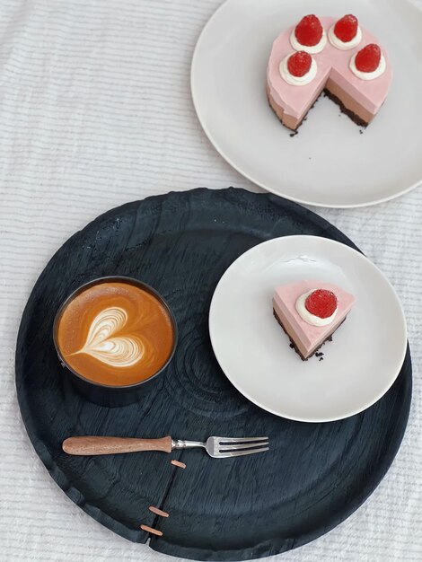 Deux assiettes avec une tasse de café et un gâteau dessus.