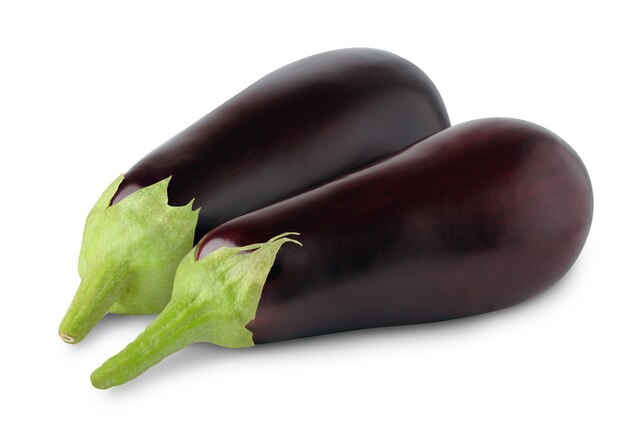 Deux aubergines crues isolés sur fond blanc