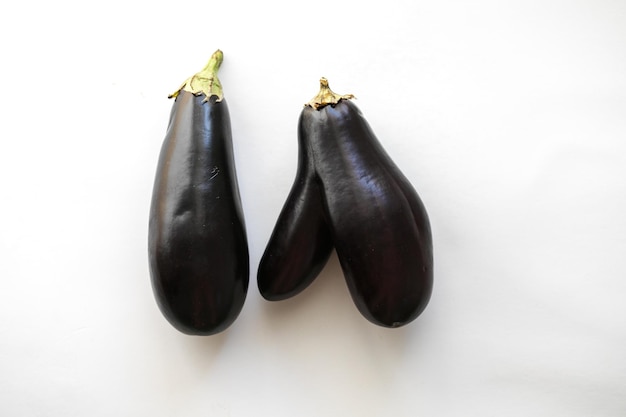 Deux aubergines fraîches sur blanc