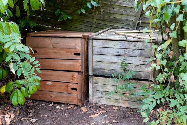 Deux bacs à compost en bois dans la maison de jardin familial