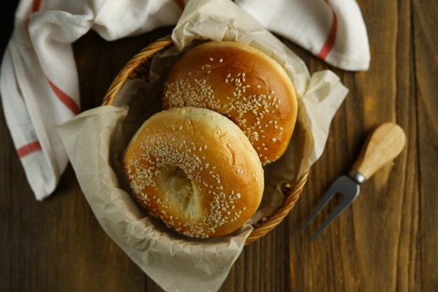 Deux bagels au sésame sur le panier en rotin