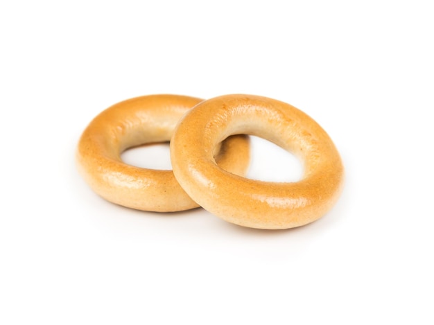 Deux bagels secs isolés sur fond blanc