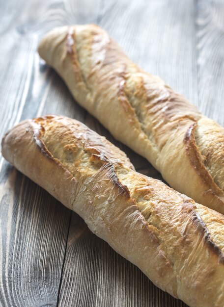 Deux baguettes sur le fond en bois