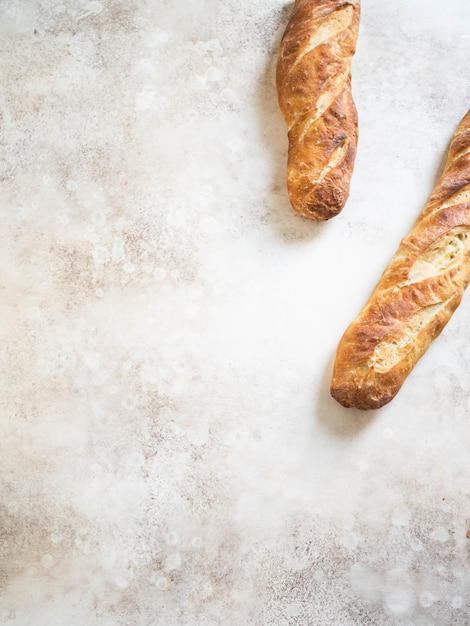 Deux baguettes françaises fraîches maison sur une table