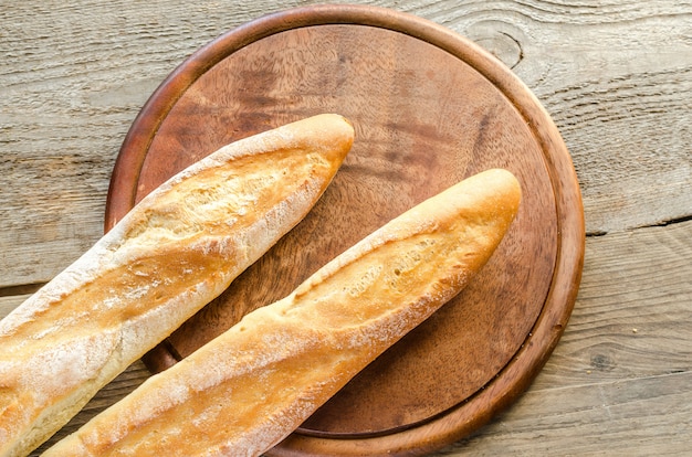 Photo deux baguettes sur le plateau en bois