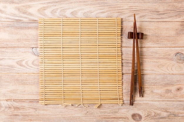 Deux baguettes de sushi avec natte de bambou vide