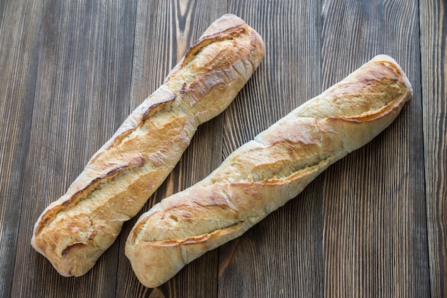 Photo deux baguettes sur la table en bois