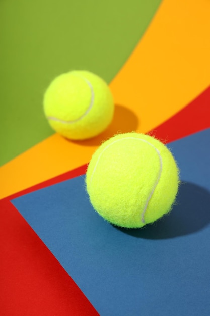 Deux balles de tennis sur fond de couleurs différentes