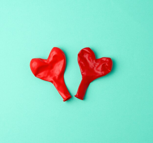 Deux ballons en caoutchouc rouges soufflent en forme de coeur
