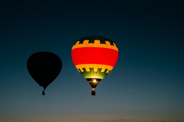 Deux ballons volants dans le ciel nocturne