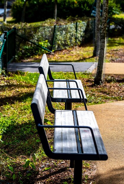 Deux bancs dans le parc