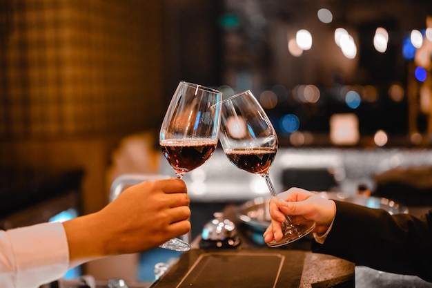 Deux barman profitant d'un verre de vin Cheers pour une dégustation de vin dans un restaurant au coucher du soleil. barman, dégustation, dîner, vin, boisson, concept de dîner.