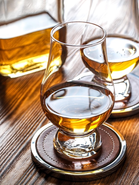 Deux barrages de whisky dans des verres Glencairn