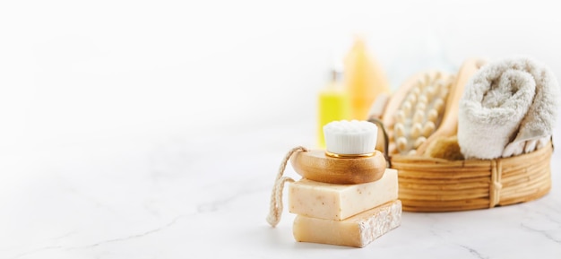 Photo deux barres de lavage au savon et brosses de massage et serviette roulée accessoires hygiéniques de salle de bain et de spa