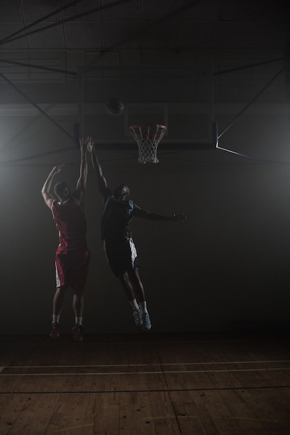 Deux basketteurs: un tir, un saut