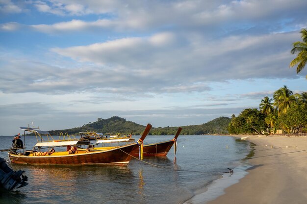 deux bateaux en bois à longue queue dans la journée Très belle vue sur la belle plage de Thaïlande