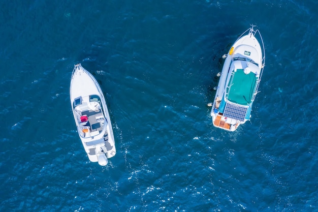 Deux bateaux flottant sur la mer à vue de drone à grande vitesse.