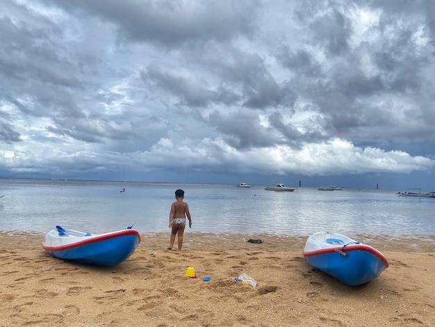 Deux bateaux sur la plage avec le mot « mer » sur le côté.