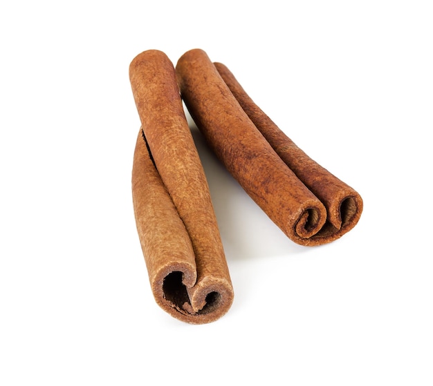 Photo deux bâtons de cannelle isolés sur fond blanc épices aromatiques pour produits de confiserie
