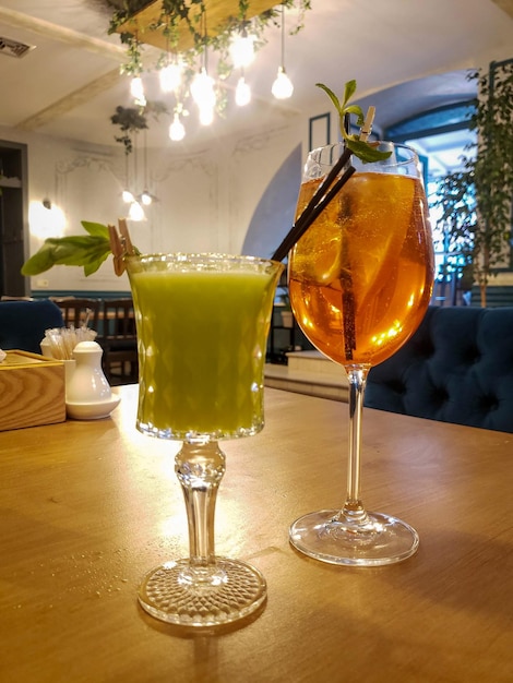 Deux beaux cocktails alcoolisés au bar