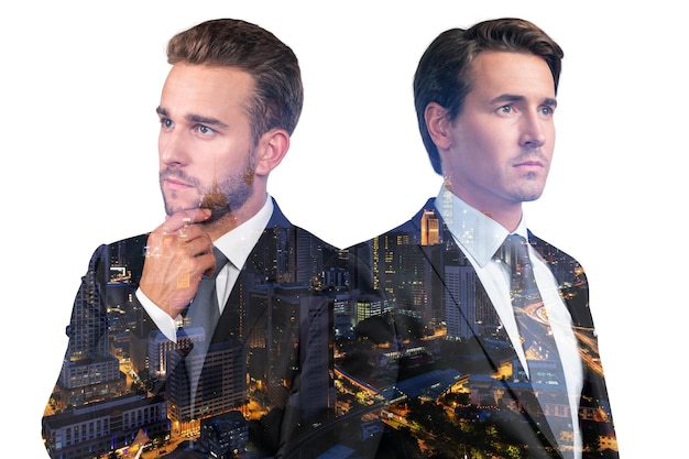 Deux beaux hommes d'affaires en costume main sur le menton Mode de vie d'entreprise asiatique multinationale diversifiée jeunes professionnels Nuit vue sur la ville de Kuala Lumpur Double exposition