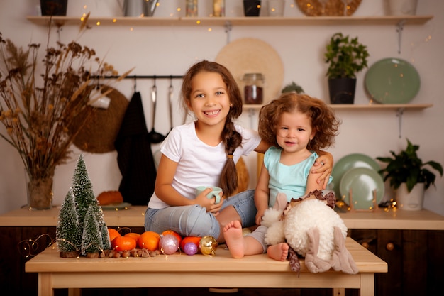 deux, bébé, filles, manger, mandarines, noël, cuisine