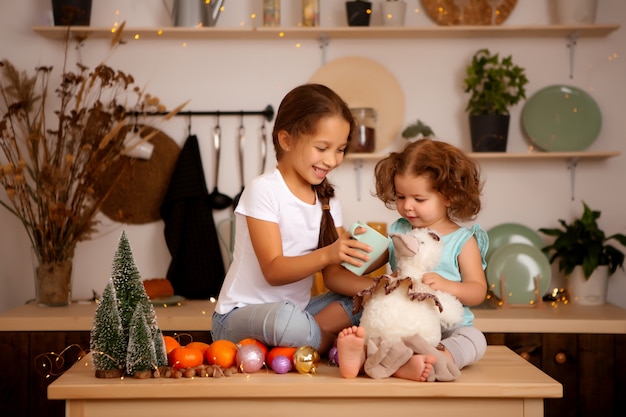 deux, bébé, filles, manger, mandarines, noël, cuisine