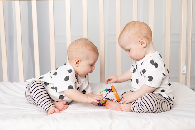 Deux bébés jumeaux dans les mêmes vêtements