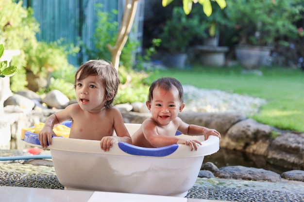 Deux bébés prenant un bain ensemble