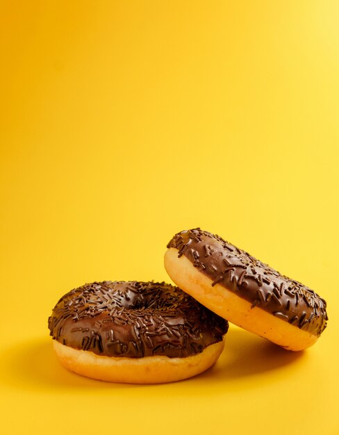 Deux beignets au chocolat