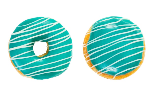Deux beignets de couleur turquoise avec des rayures blanches isolés sur fond blanc Vue de dessus