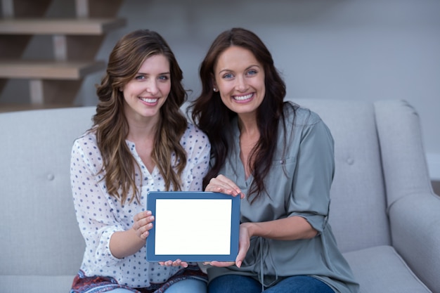 Deux belle femme tenant une tablette numérique