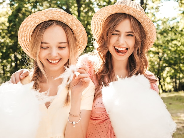 Deux belle jeune femme hipster souriante en robe d'été à la mode