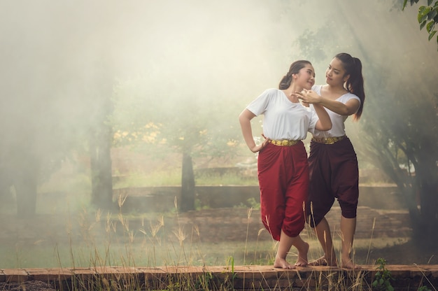 Deux belle jeune fille danse thaïlandaise art