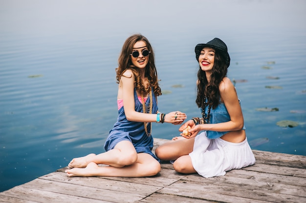 deux belles amies sur le quai